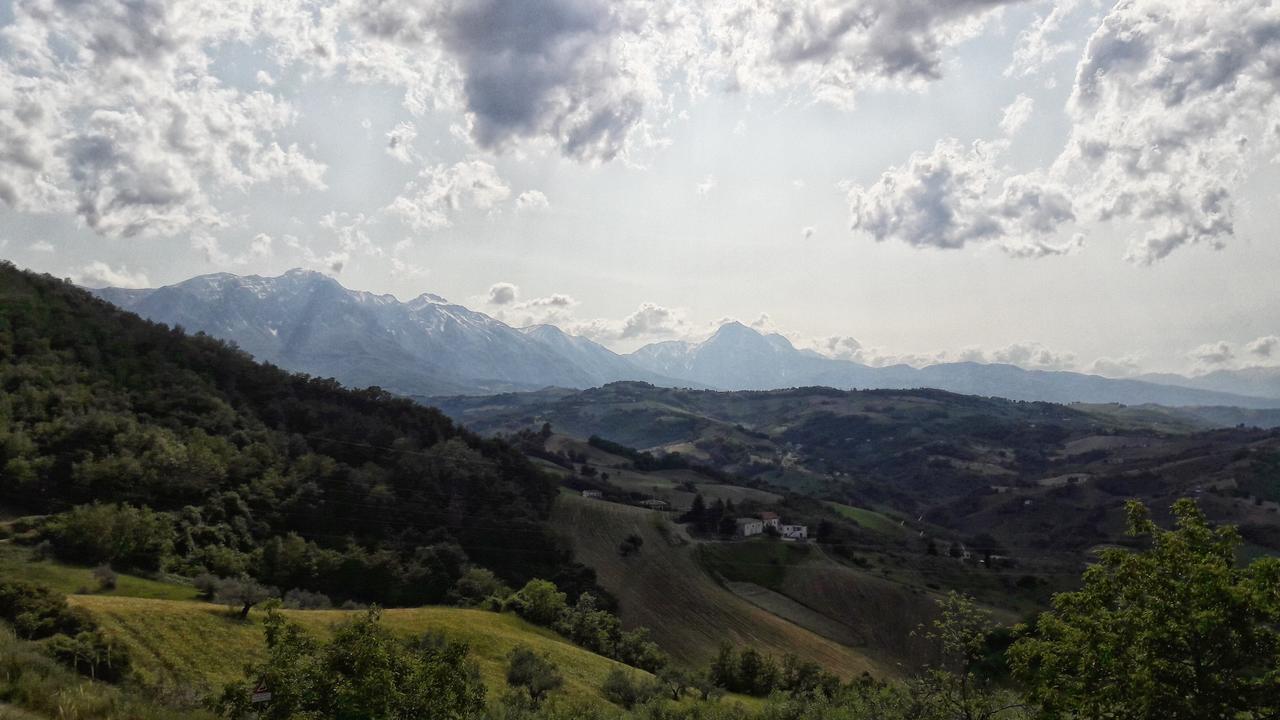 Azienda Agrituristica Colle San Giorgio Castiglione Messer Raimondo Eksteriør bilde